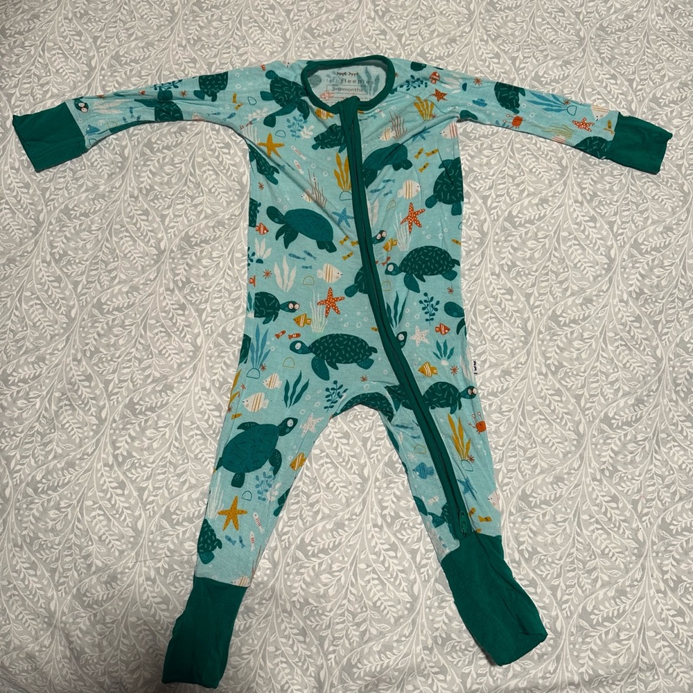 ✨Turtle Print Little Sleepies 3-6 Month Zippie✨